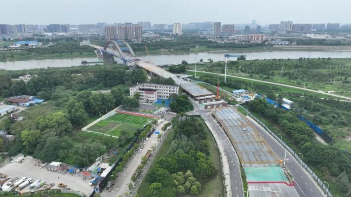 以拼抢实 保“双过半” | 长丰桥提升刷新工程两岸引桥钢梁顺遂合龙-集团动态-武汉城投集团 